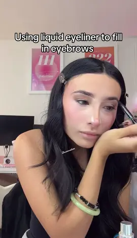 A post by @chismosabae on TikTok caption: #lifehack #justinbeiber #tessa #makeup #liquideyeliner #liner #brows #fypシ #parati 
