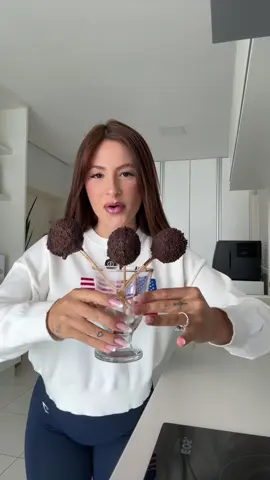 A post by @nathaliavalente on TikTok caption: RECEITA: bolinho do amor 🤌🏻🤤