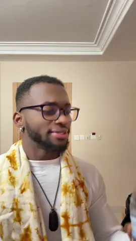 A post by @jojolecomedien1 on TikTok caption: Jamais sans ma bouteille @Akwafine Bénin 