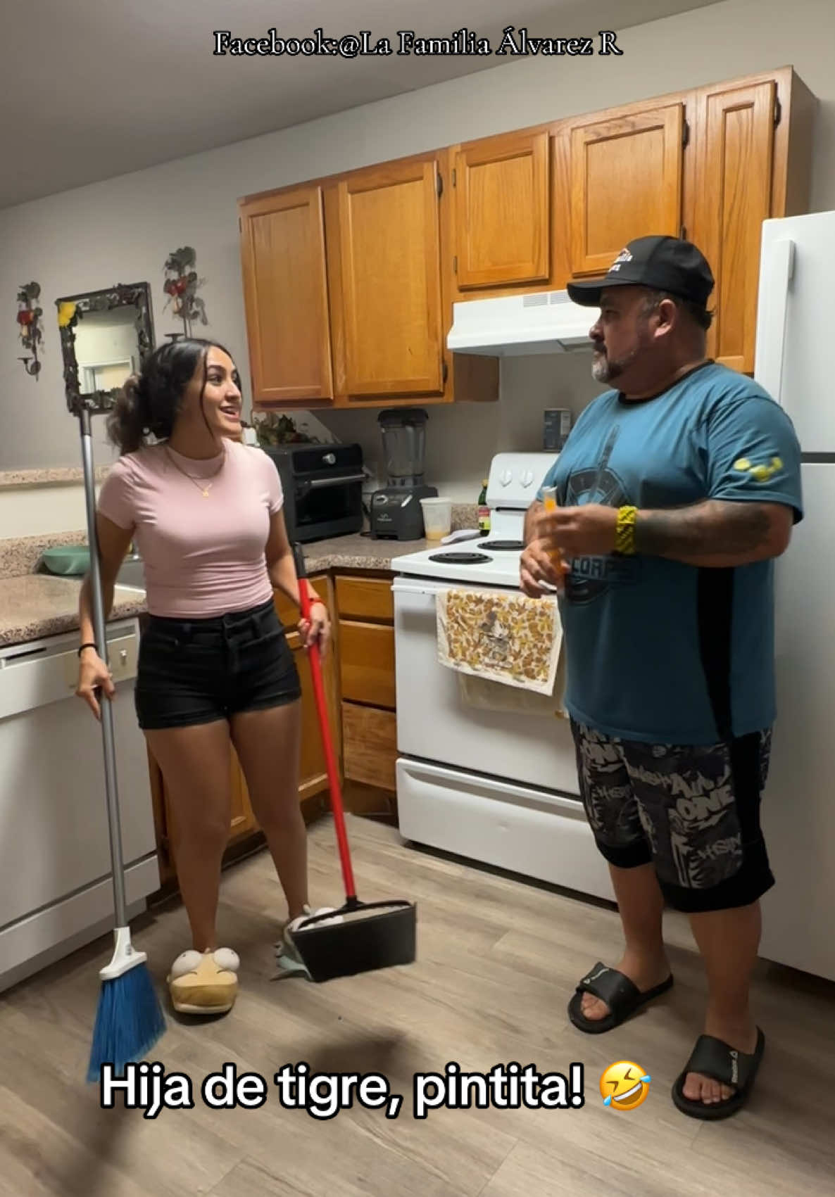 A post by @la_familia_alvarez_2 on TikTok caption: No si dicen por ahí, que de tal palo, tal astilla! #jajaja #omg #LosNegociantes #🤪 #🤣🤣🤣 #fyp #parati #papaehija 