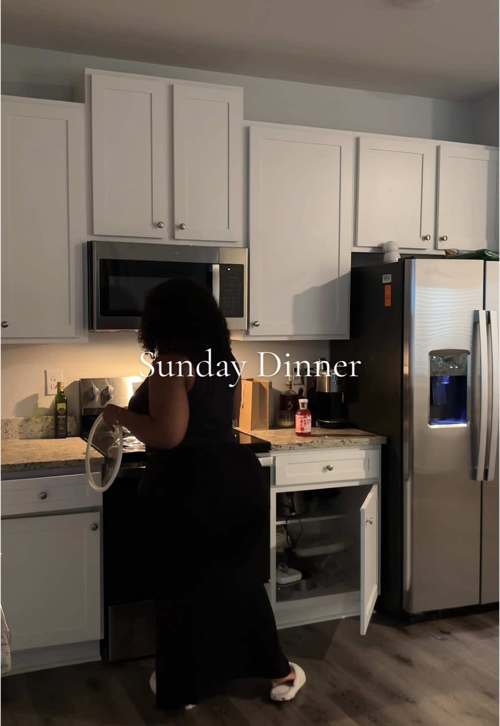A post by @theashlynedith on TikTok caption: Sunday dinner for 2 - Peppercorn steak over rice ✨ #sundaydinner #DinnerIdeas 