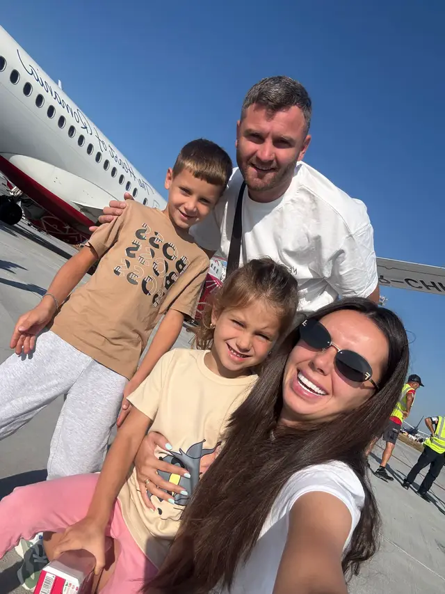 A post by @georgianalobont on TikTok caption: Bună dimineața!!! 🫶 Cu cine ne vedem săptămâna asta la mare???🌊  #georgianalobont #foru #viralvideos #live #aloviatamealobont #myfamily❤️ 