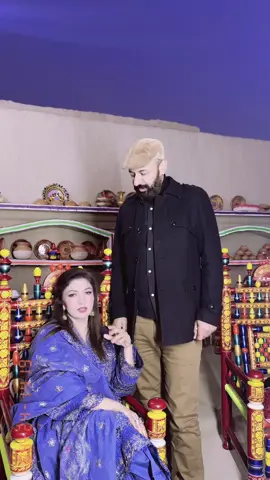 A post by @farahbeautysaloon on TikTok caption: Hamy to acting bee nahi karni aati 😜#farahsalon #makeupartist 