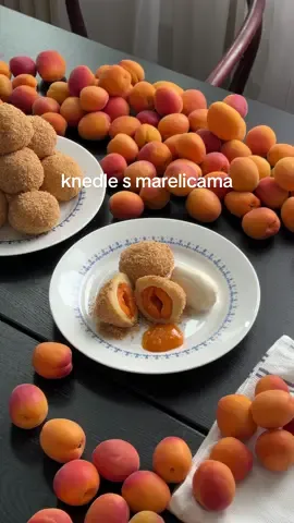 A post by @ivo_zinee on TikTok caption: Knedle (gomboce) s marelicama, sladoled od vanilije i Čola. 🍑 RECEPT U OPISU SASTOJCI: 1 kg pirea od krumpira 2 jaja 2 žlice ulja malo soli 450g brašna 20-ak marelica  kristal šećer s cimetom (3 žlice šećera + 1 žličica cimeta) krušne mrvice cimet šećer maslac POSTUPAK: Narezani krumpir skuhati u posoljenoj vodi, ocijediti i zgnječiti u glatki pire. Potom dodati jaja, ulje, sol i brašno. Umijesiti tijesto. Tijesto je mekano i lagano ljepljivo, ako je s njim nemoguće raditi, dodajte malo brašna dok se oformi, ali ne previše jer će knedle biti pretvrde nakon kuhanja. Trik je da za oblikovanje knedli lagano namočite dlanove vodom kako se tijesto ne bi lijepilo.  Potom očistiti marelice, a u sredinu dodati žličicu šećera s cimetom. Tijesto koje ste odvojili za jednu knedlu istanjiti na dlanu, na sredinu staviti marelicu i rukama oblikovati knedlu. Kuhati u kipućoj vodi 10-15 minuta.  Za to vrijeme na otopljeni maslac dodati krušne mrvice, cimet i šećer i lagano tostirati. U to uvaljati vruće knedle.  Poslužiti sa brzim džemom od marelica i sladoledom od vanilije.  #knedle #marelice #knödel #kuhanje #cooking #berlin #hrvatska #bosna #balkan #balkantiktok #dessert #zdravkocolic #food #gomboce 