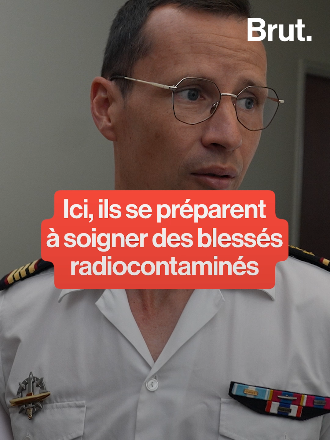 A post by @brutofficiel on TikTok caption: Qui dit sous-marins nucléaires, dit potentielles contaminations… Ici, ils se préparent à soigner les blessés radiocontaminés. Notre journaliste @florian_thomas_brut a pu pénétrer la base militaire la plus secrète et inaccessible de France.⁣ "Immersion dans la base hyper-sécurisée des sous-marins nucléaires français" à retrouver sur YouTube (🔗 lien en bio)
