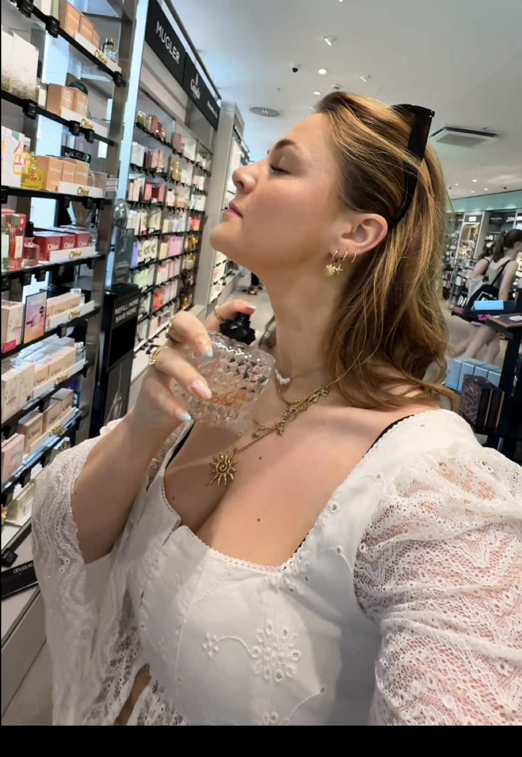 A post by @yujolie on TikTok caption: Woran erkenne ich jetzt guten Matcha?🥹 Instagram: _yujolie  #vlog #DayInMyLife #fy 