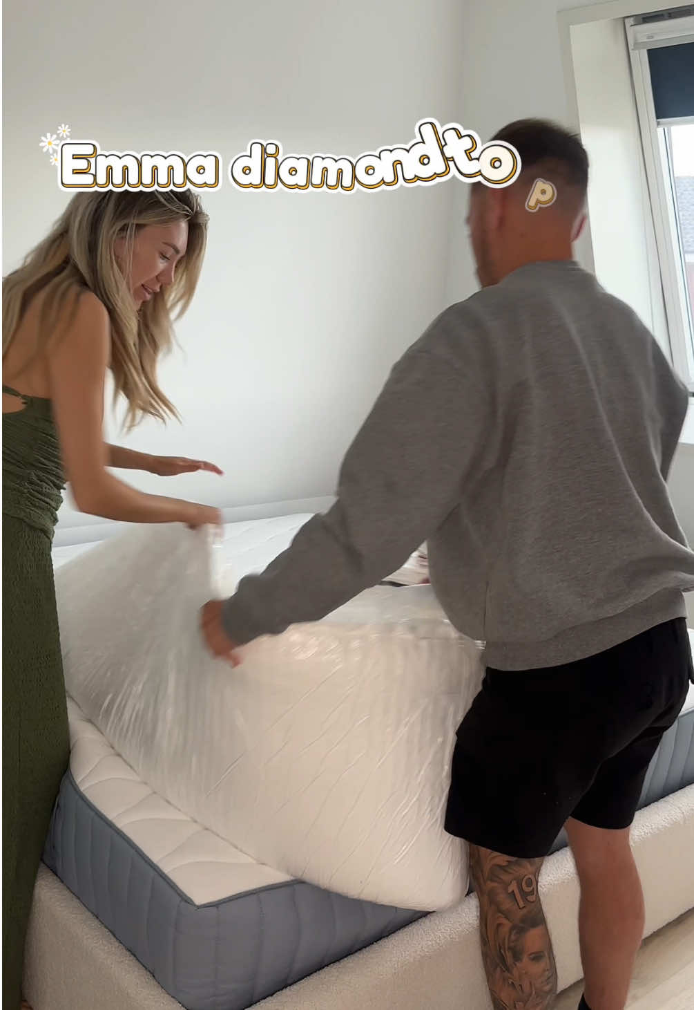 A post by @evievanvliet on TikTok caption: Een topper voor m’n topper @emmasleepnl EXTRA % met code: EVIESLEEP 💤  | A D #emmasleep #emmasleepkorting #kortingscode #couple #huizenjacht #eerstehuis #couplestiktok 