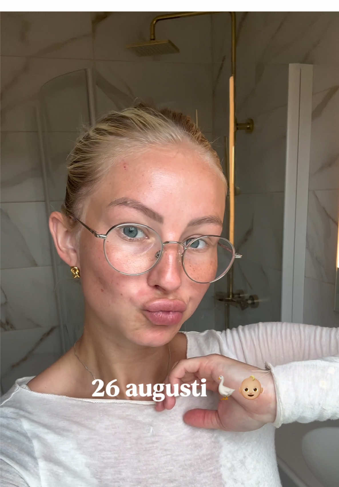 A post by @nattid on TikTok caption: Är ni med mig ? Tror ni att jag klarar det ? En vlogg varje dag hela augusti 🪿👶🏼 förlossning, bebis , sommar , ALLT ? behöver ALLT ert stöd !!💌🌸