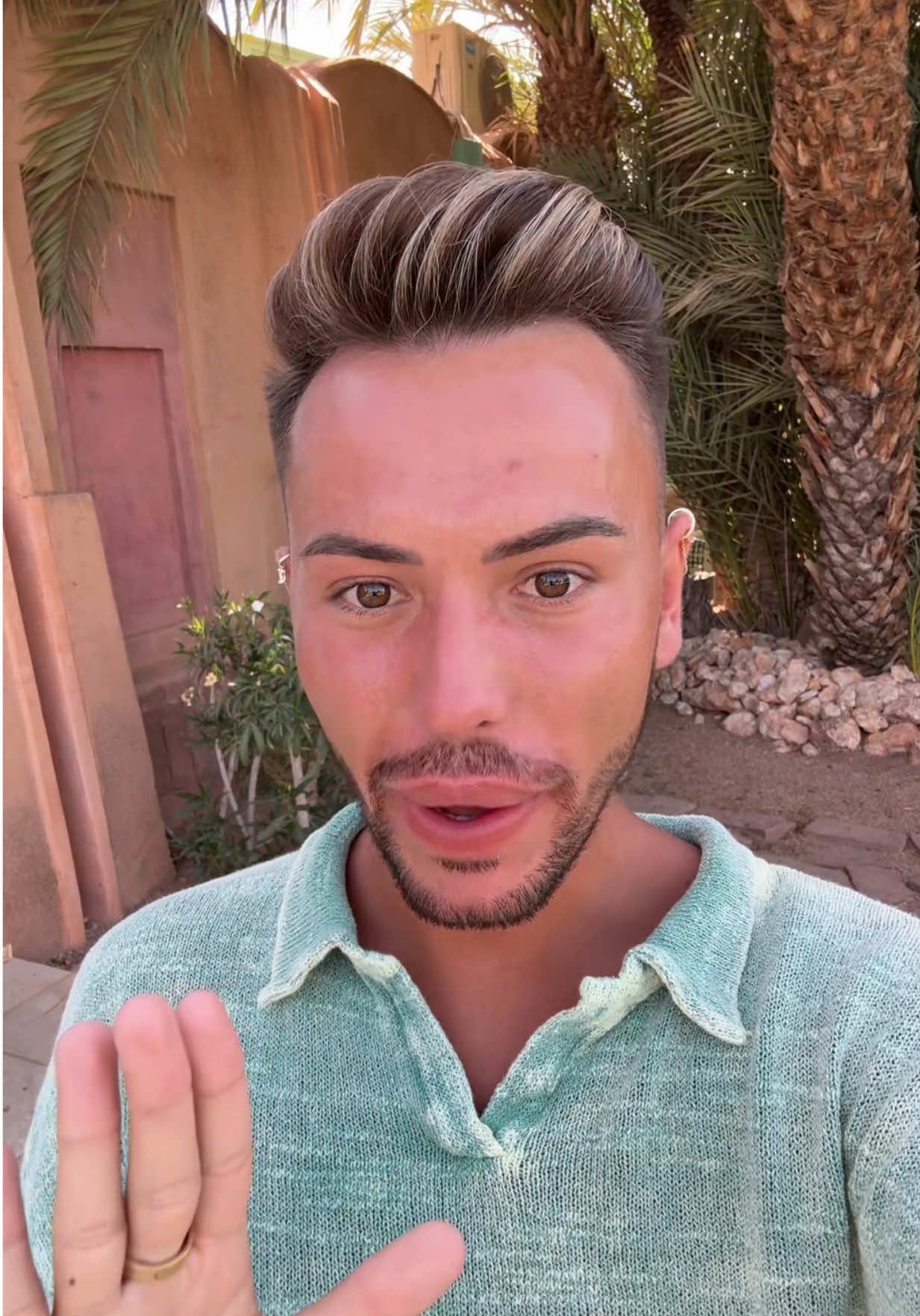 A post by @benoit_chevalier on TikTok caption: Je passe le téléphone à.. 😂
