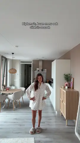 A post by @karlijn_s on TikTok caption: Veel veranderd deze maand oh mennnn en samenwonen met mn bestieeeeeeee omgggggg 🥹🏠💝🔑✨ #feest #uithuis #appartement #ikwordoud