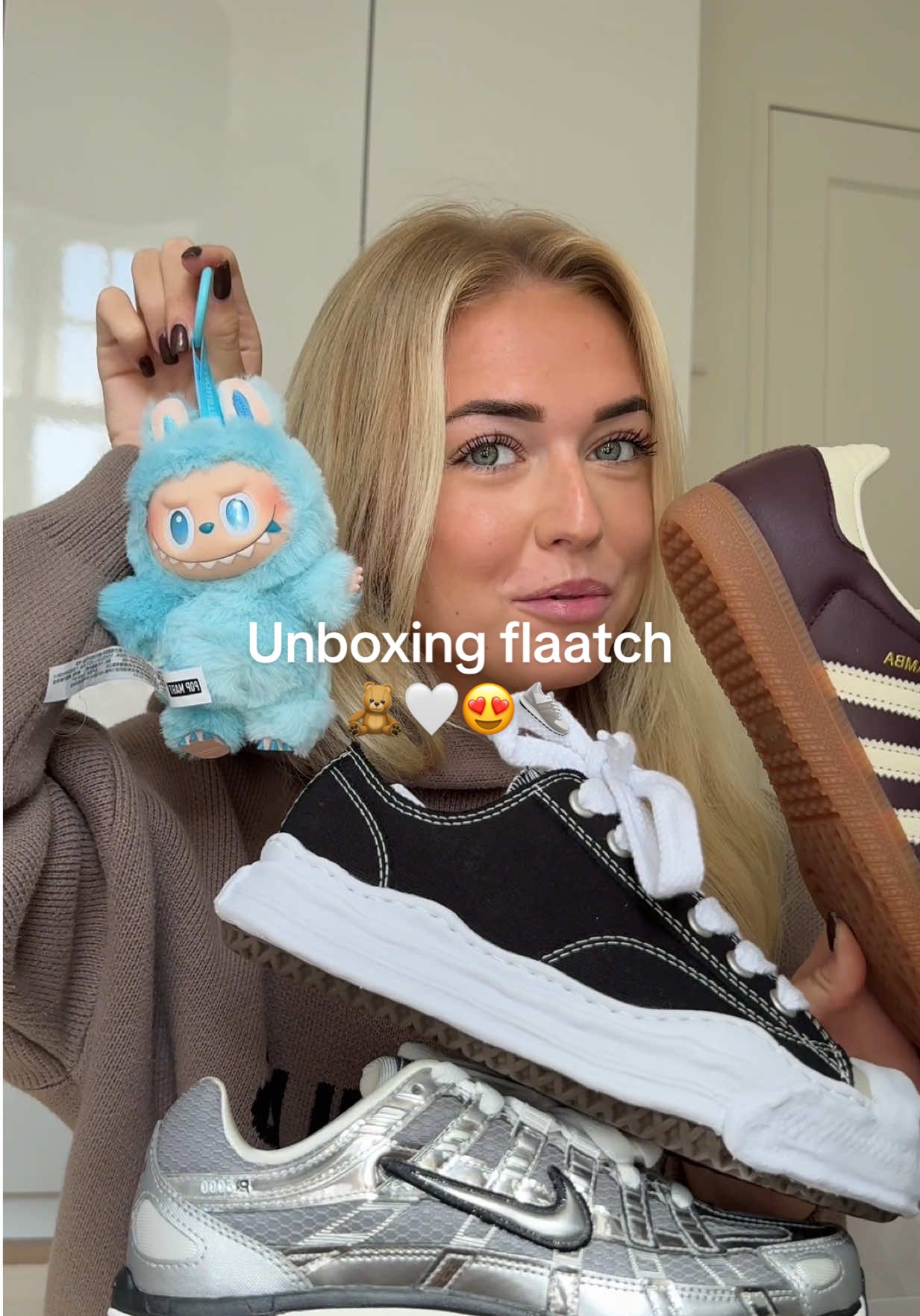 A post by @ninaschotpoort on TikTok caption: Aah verliefd op de schoenen die ik van @Flaatch heb gekregen, gebruik mijn kortingscode NINA20 🤍 