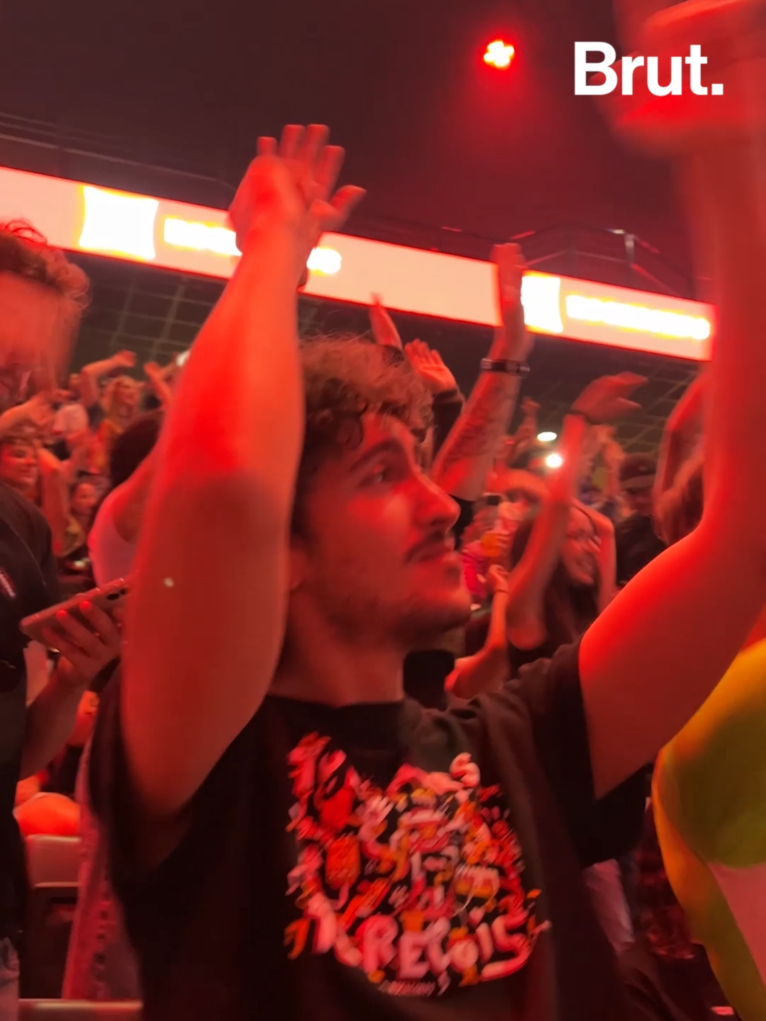 A post by @brutofficiel on TikTok caption: Donner 4 heures de son temps à une association pour recevoir une place de concert, c’est ce qu’a fait Marc, il y a un mois, avec le projet ibis RockCorps. On l’a donc accompagné de chez lui à l’Accor Arena pour assister à ce concert unique réunissant 15 000 volontaires et les Black Eyed Peas, Adèle Castillon et Guy2Bezbar. En partenariat avec @ibisfrance