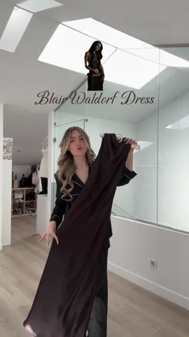 A post by @nerea.laandaa on TikTok caption: dejando de ser serena solo por EL vestido 💅🏻🤍 os dejo más cositas en insta 🫶🏻 loveuuuu #nerealaandaa #gossipgirl #blairwaldorf #serenavanderwoodsen #fashiontiktok 