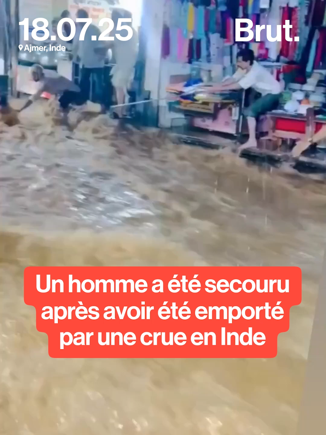 A post by @brutofficiel on TikTok caption: Un homme secouru après avoir été emporté par une crue impressionnante en Inde. Le 18 juillet, de fortes pluies ont provoqué des inondations dans plusieurs quartiers de la ville d'Ajmer. Un membre du personnel d'un hôtel est intervenu et a mis l'homme à l'abri.