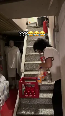 A post by @ninogashi on TikTok caption: Wenn das Viral geht fress ich n Besen 🧹. #fyy #fail #prank #comedy #funnymemes #explore #mama #ghost #scream #geist 