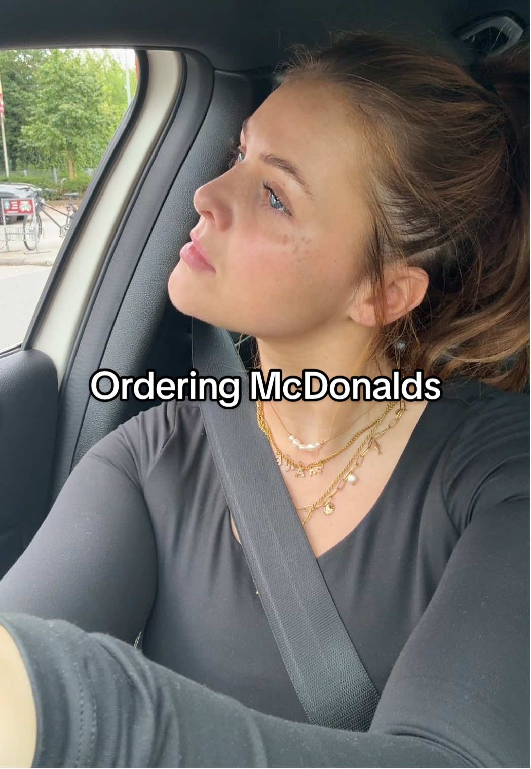 A post by @yujolie on TikTok caption: habt ihr die schon probiert ?  #mcdonalds #tastetest #mcdonaldsdrivethru 