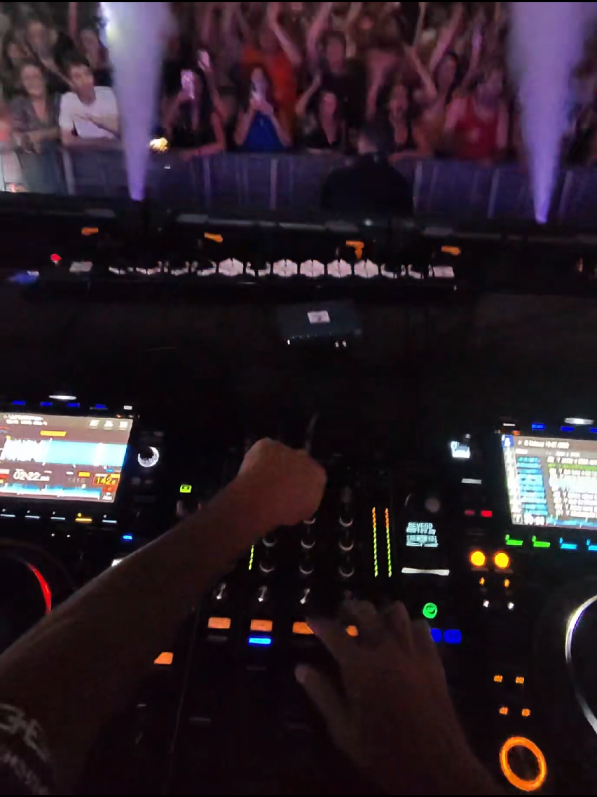 A post by @gabryponte on TikTok caption: pov: you're me during a Djset  #123polizei 