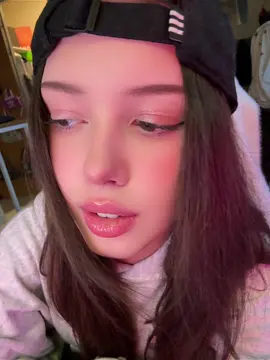 A post by @avivuni on TikTok caption: 💋
