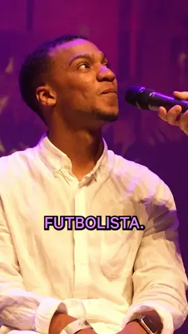 A post by @juandavila__ on TikTok caption: Futbolistas de barra. #comedia #juandavila #comediante #humor #humorenespañol #monólogo #humortiktok #risa #risas #comicoespañol #monólogos 