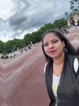 A post by @kanonchowdhury4 on TikTok caption: London,Backingham place 