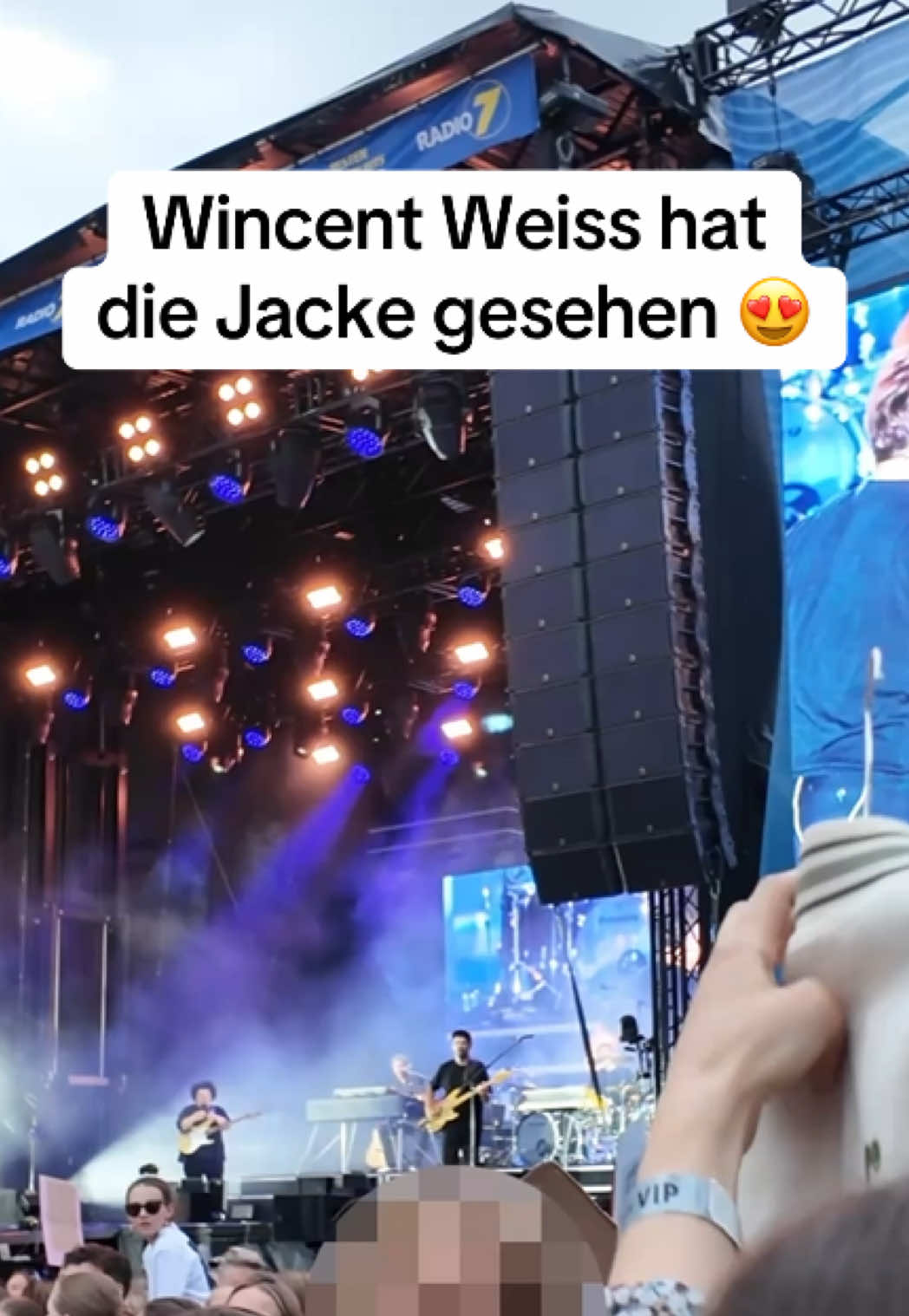 A post by @lena_lind_ on TikTok caption: Ich hätte mir keine bessere Reaktion wünschen können! Ich kann’s noch gar nicht richtig glauben, dass es echt geklappt hat. 🥰♥️ Es ist so viel passiert an dem Abend, ich hab das Ganze in ein zehnminütiges YouTube Video gepackt, da könnt ihr alle Details sehen. Der Link ist in meinem Profil ♥️