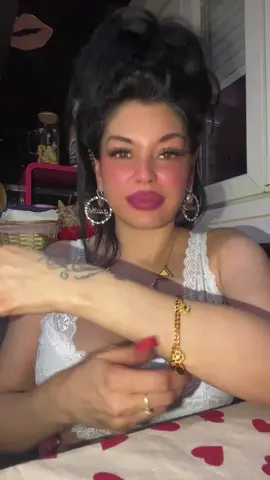 A post by @rociochik on TikTok caption: “Mira qué pulsera tan bonita, es la Trébol Cubano de FOLYSTUY. Sencilla, elegante y perfecta para nosotras.” Puedes comprarla en el carrito 🛒 que aparece en el vídeo 💎 #pulsera #tiktokshop #joyas #trebol 