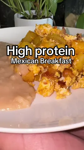 A post by @kushystephy on TikTok caption: Bacon and chorizo scramble with potatoes and refried Peruvian beans  515 calories  35g protein  #comidamexicana #highprotein #caloriedeficit #breakfast 