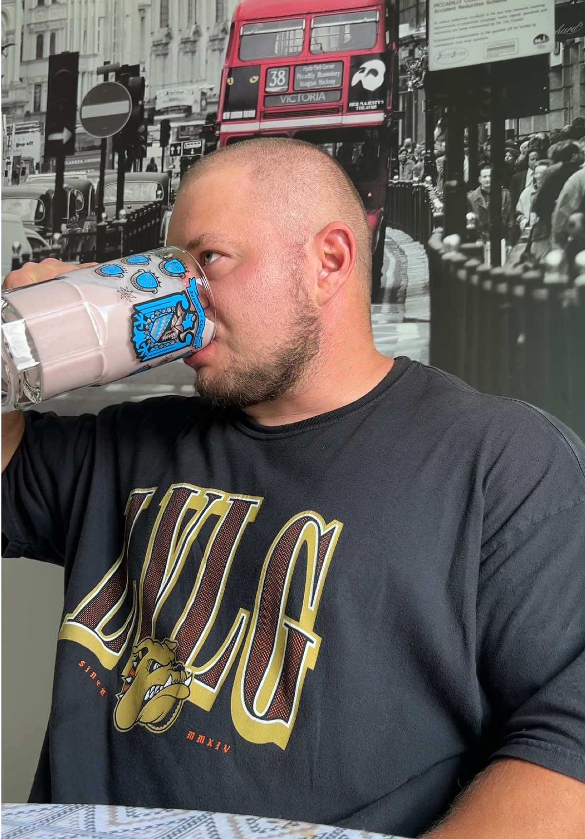 A post by @borshgreg on TikTok caption: 🐈‍⬛ 💪 #гришаборщ #рецепт #протеиновыйшейк 