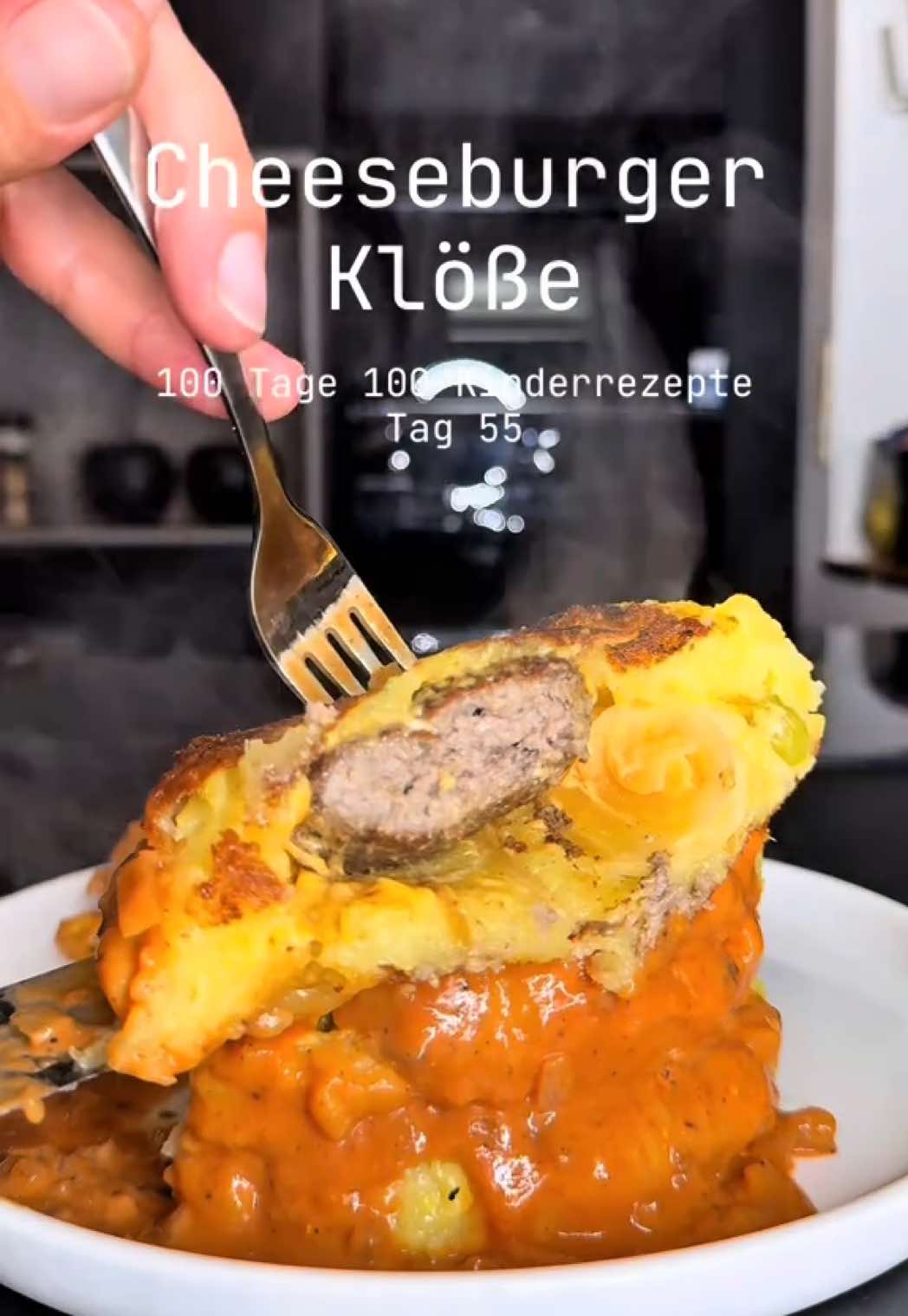 A post by @joeskochwelt on TikTok caption: Cheeseburger Klöße 🍔 100 Tage 100 Kinderrezepte – Tag 55 Zutaten 4 Stück: ✳️750g Kloßteig ✳️500g Rinderhackfleisch ✳️1 Zwiebel ✳️1 Ei ✳️Salz, Pfeffer, Paprikapulver ✳️7-8 Essiggurken ✳️8 Scheiben Cheddar Käse Sauce: ✳️1 Zwiebel ✳️7-8 EL Ketchup ✳️2 TL Senf ✳️1 Schuss Essiggurkenwasser ✳️1 EL Tomatenmark ✳️100ml Kochsahne 7% ✳️Salz, Pfeffer #cheeseburger #klöße #kinderrezepte #viral #germany #foodporn #foodblogger #foodphotography #foodpic #foodie #foodblog #fyp #foryoupage #foodtiktok #mittagessen #Abendessen #schnellerezepte #gesunderezepte #lecker #leckerrezepte #mealprep #kochenmitkind #waskocheichheute #familienrezepte #kochideen #kochenmitkind #familienrezepte #foodtok #fürdich #fürdichpage #fürdichseiteシ #fürdichseiteviral