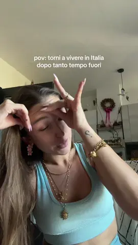 A post by @martinadutto on TikTok caption: La sto prendendo bene sisi :)))) #vivereallestero #livingabroad #esperienzeallestero 