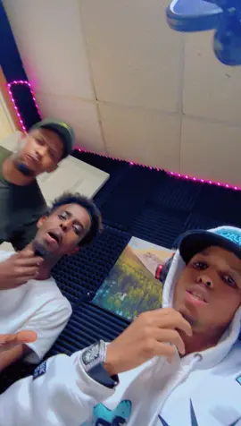 A post by @realsharmaboy on TikTok caption: Qofta lacagsii @QARNI STUDIO 🇸🇴 🇺🇸 @Abokorbk🦁 @SHOWGA BOY @DiDi Naji @Naji The Pilot 🛬 @Adnanmodel10 @Shafici Qaran Doon @Mobanks @Naji Productions @HANAD BANDZ 