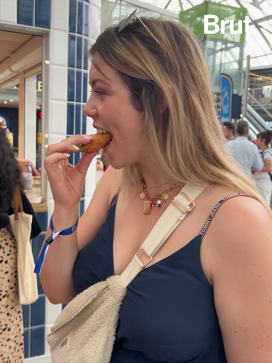 A post by @brutofficiel on TikTok caption: Si vous passez par la gare de Lyon en ce moment, vous remarquerez peut-être qu’il y a comme un petit parfum de Grèce. Maison Kalios a posé ses valises dans le hall 2. Au menu, notamment, une pita imaginée par le @chefericguerindu restaurant La Mare aux Oiseaux. On l’a rencontré pour qu'il nous raconte la création de ce plat. En partenariat avec @maisonkalios
