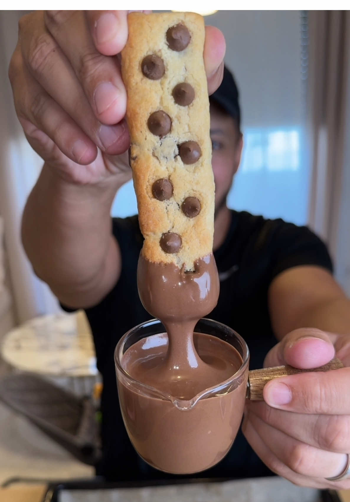 A post by @cestarpinbon on TikTok caption: INCROYABLE cette manière de manger les cookies 🍪  #recettes #ideerecette #recettesimple #recetterapide #recettefacile 