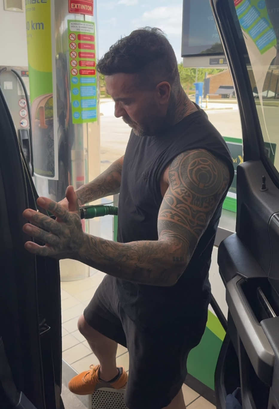 A post by @xavi.caballol on TikTok caption: Que coraje da que no funcione ni el 10% de los surtidores de gasolina correctamente.  Al final voy a tener que comprar un Tesla!! 😁 #gasolina #reflexion #coches #humor #tattoos 