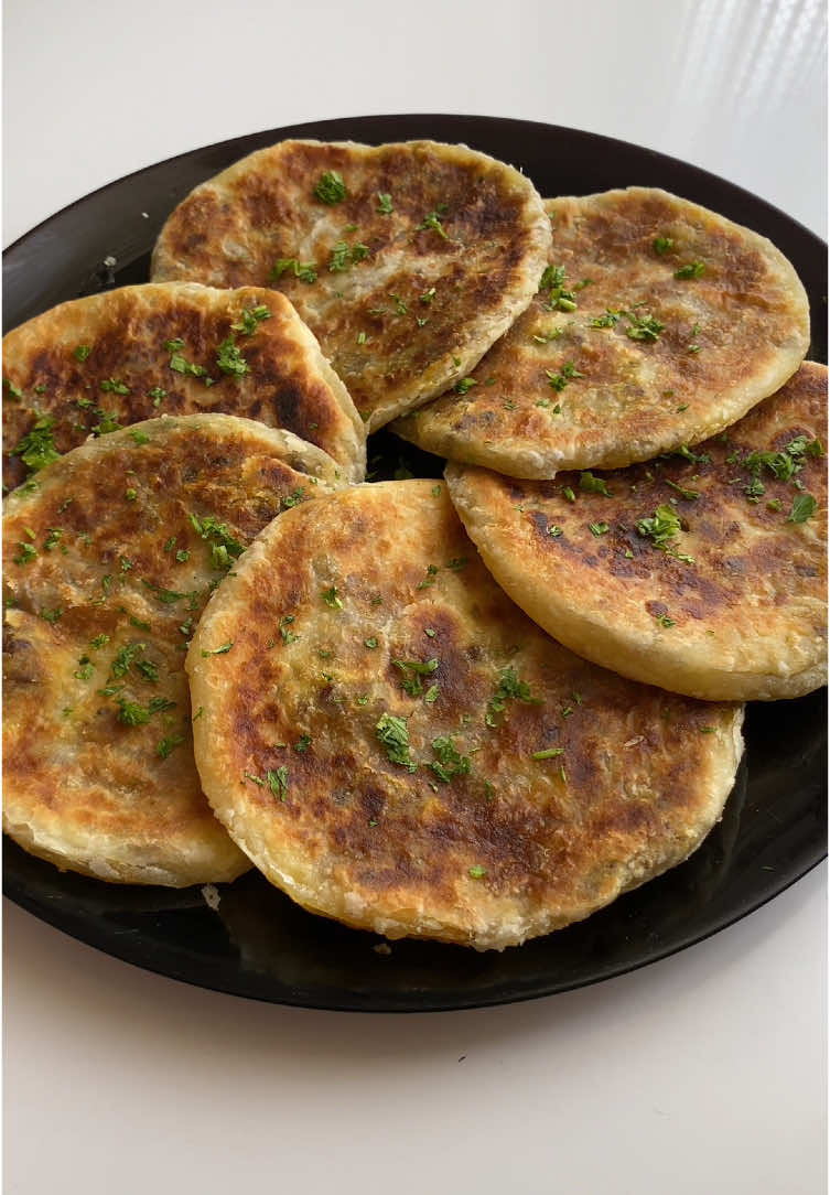 A post by @cuisine_11__facile on TikTok caption: Simple et délicieux ‼️😋 ##ideerecette #recetteavecpatefeuilletee #cuisinefacile #recettefacile ##cuisine #recettesimple #recetterapide #cuisinetiktok #tiktokcooks #cooking #foodoftiktok #pourtoii #explore #foryouu #explorepage✨ #cupcut #tik_tok #frypgシ #CapCut 
