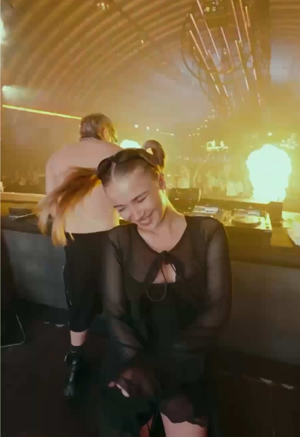 A post by @juliabeautx on TikTok caption: Besties raven auch zusammen 🤝⛓️ #rave #fyp #festival #parookaville 