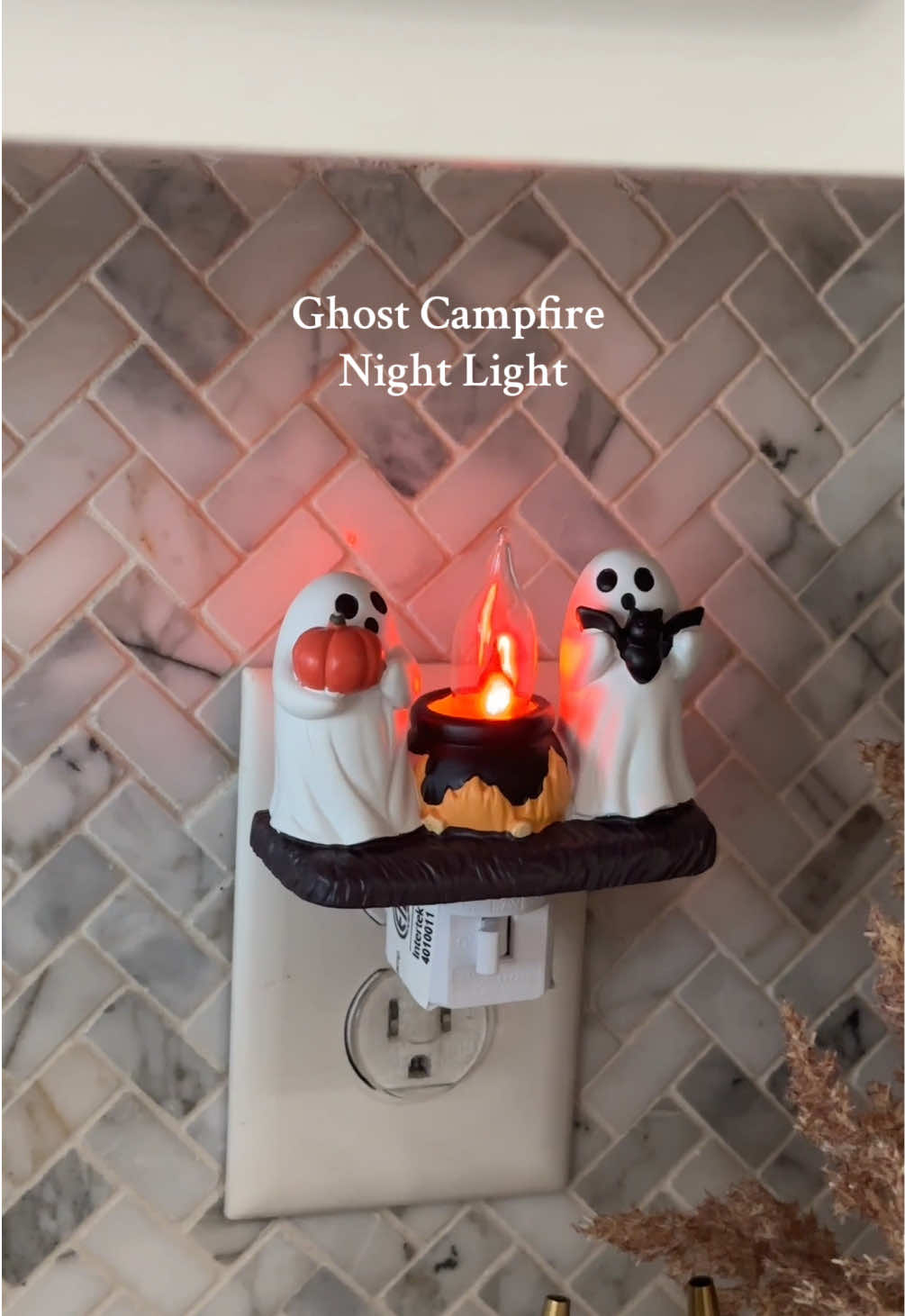 A post by @drea_perez11 on TikTok caption: The cutest night light does exist 👻🔥👻 #halloween #halloweendecor #spookyseason #fallvibes @Michaels Stores 