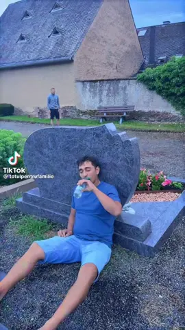 A post by @giurgiuana3 on TikTok caption: #duetto con @🇷🇴Laur🇨🇵 