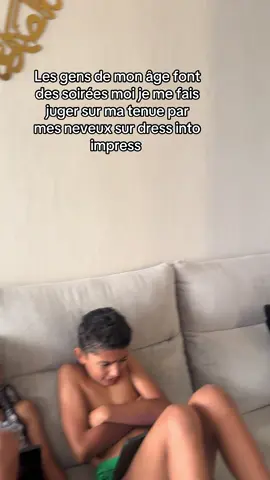 A post by @dinnissa on TikTok caption: Ils sont exigeants en plus 😭😭😭😭😭😭😭😭😭😭😭😭#roblox #dressintoimpress #famillenombreuse #drole #pourtoii 