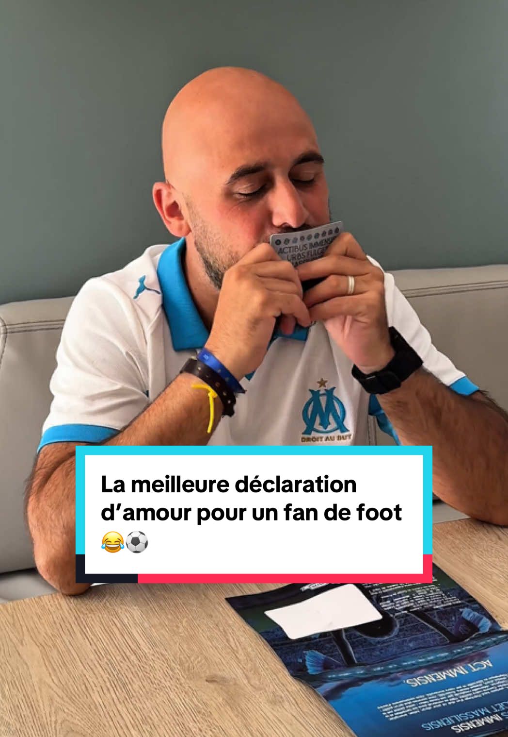 A post by @johan_racha on TikTok caption: Je crois qu’il y a pas mieux comme déclaration 😭🩵🤍 @Olympique de Marseille  #TeamOM #OM #OlympiquedeMarseille #Drole #Velodrome #Prank #Humour 