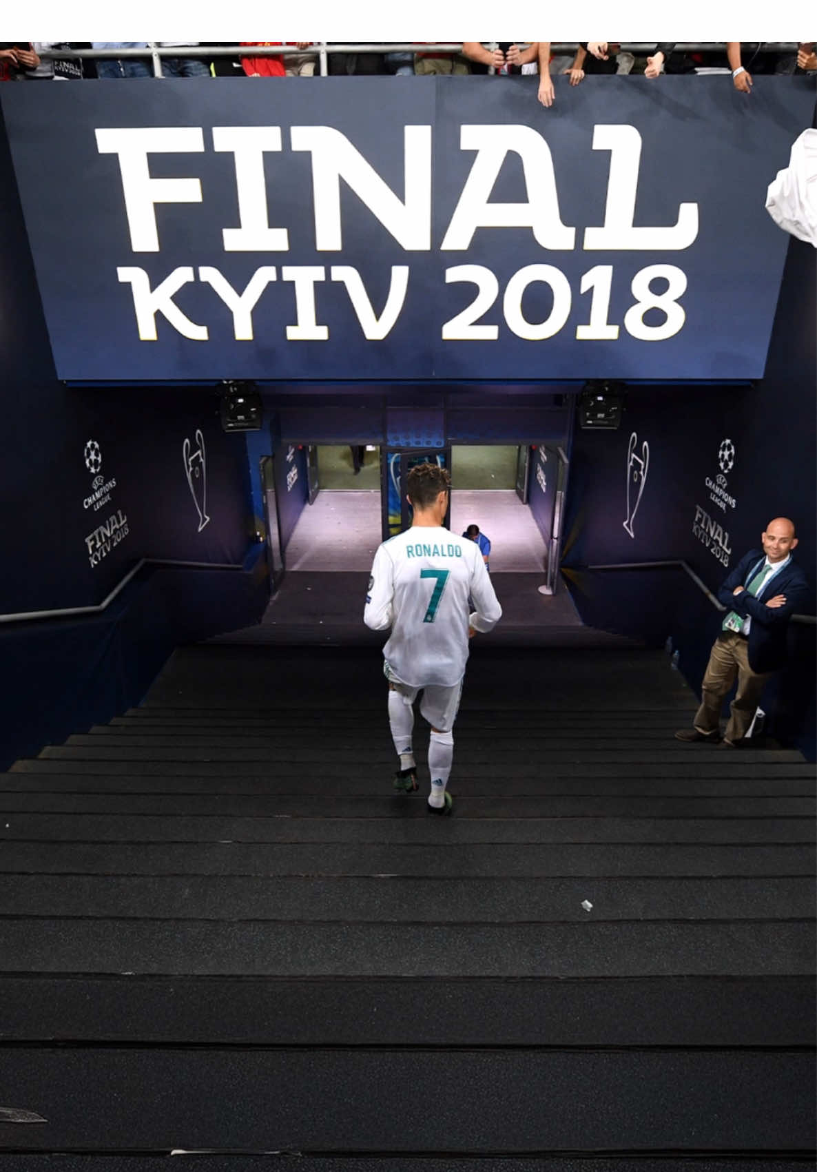 A post by @elefutbol on TikTok caption: Bajó las escaleras de Kiev y nunca más volvió. Así fue la despedida de Cristiano Ronaldo del Real Madrid. #cristianoronaldo #cr7 #ronaldo #realmadrid #ChampionsLeague #futbol #DeportesEnTikTok 