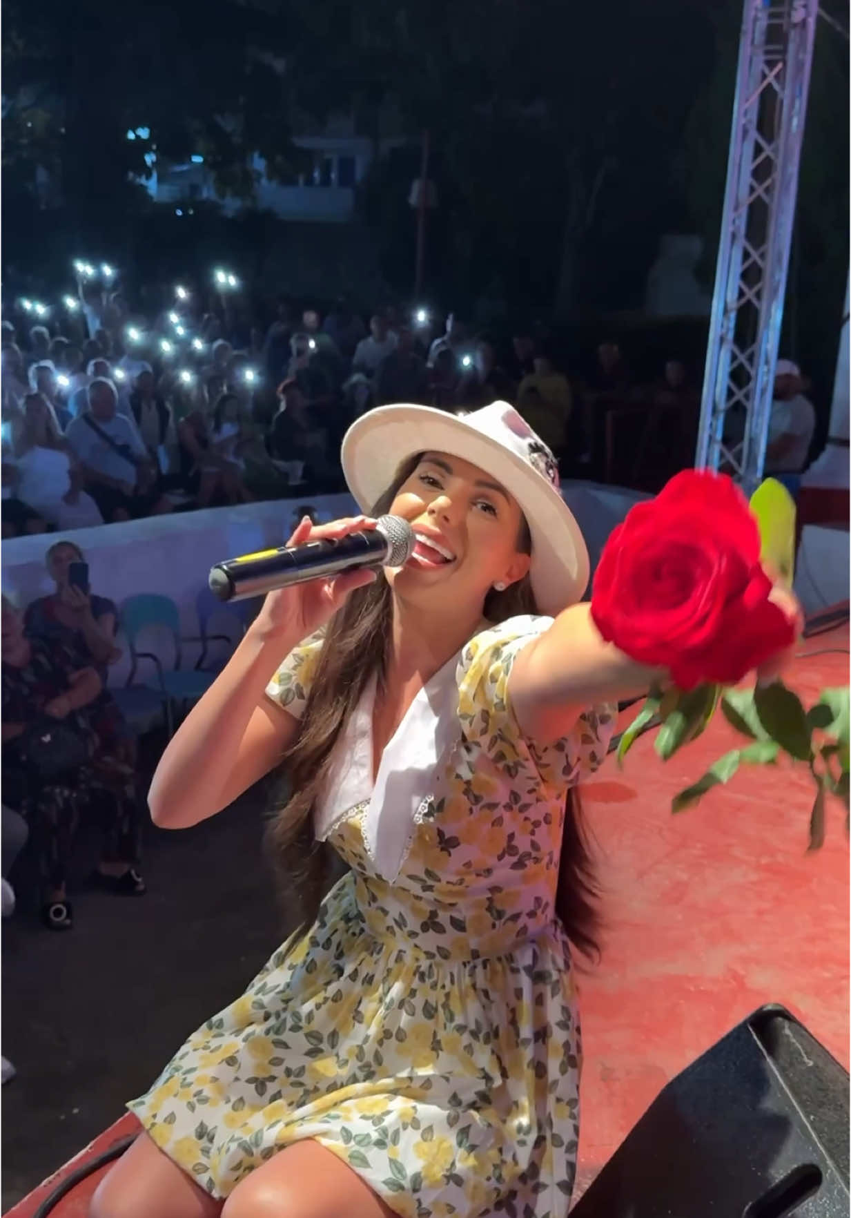 A post by @georgianalobont on TikTok caption: Ce fruuumos a fost și în seara asta!!! ❤️😱 Mâine ne vedem în SATURN & NEPTUN.  #georgianalobont #foru #viralvideos #live #myfamily❤️ 