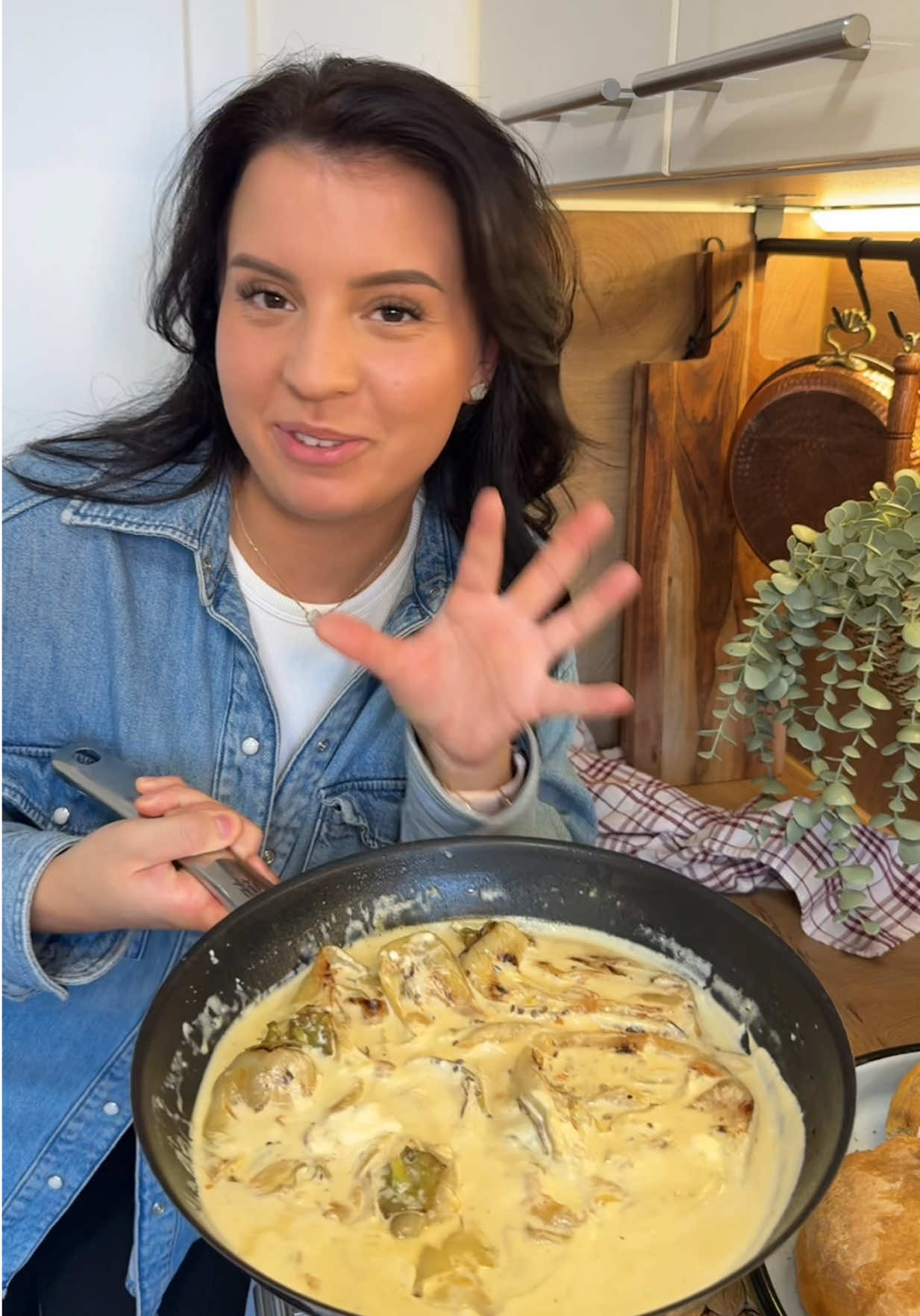 A post by @bosniancook on TikTok caption: Przene paprike 🌶️🍞 Rezept 🇩🇪/ Recept 🇧🇦👇🏼 Rezept 🇩🇪 • Spitzpaprika in Öl anbraten, bis sie braun sind, schälen.  • 1 EL Butter schmelzen,  • 2 Knoblauchzehen anbraten • Vegeta/Salz,  • 100 g Schmand + 150 ml Sahne (oder Kajmak) einrühren.  • Paprika dazugeben, kurz ziehen lassen. Recept 🇧🇦 • Paprike ispržiti na ulju dok ne porumene, oguliti.  • U 1 kašiku putera propržiti  • 2 česna bijelog luka,  • dodati Vegetu/so,  • 100 g kisele pavlake + 150 ml vrhnja (ili kajmak).  • Vratiti paprike, kratko prokuhati  #bosna #balkan #jugo #srbija #hrvatska #yugo #bosnaihercegovina #bosnia #bosnien #jugoslavija #paprike #paprika #kajmak #paprikeupavlaci 