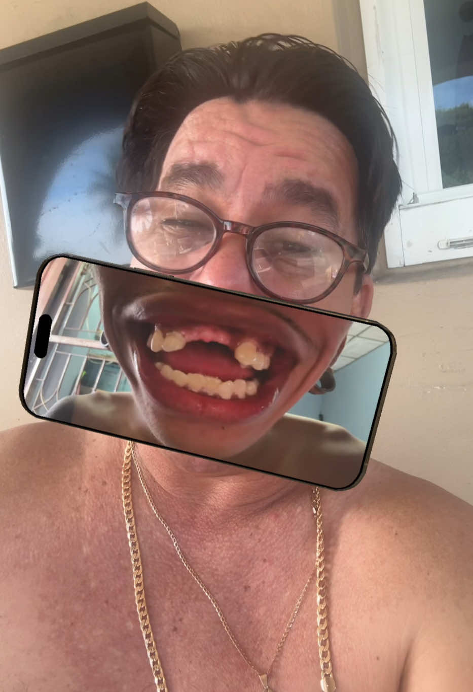 A post by @leomaraca1 on TikTok caption: Humor#comedy#chistes#risas#humoristascubanos#reir#reelhumoristico#funnyvideos#videosgraciosos#comedy#leomaraca1 