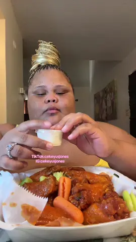 A post by @cekeyusjones on TikTok caption: #eatwithcekeyus #moeshotwings #memphistn 