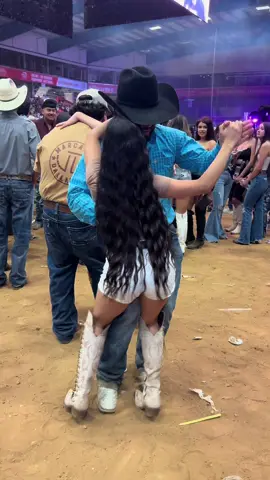 A post by @bailes_dfw on TikTok caption: Quién es ??🤯🔥 #pareja #huapangos #fypシ #jaripeo 