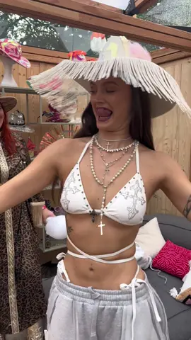 A post by @missgeorgiacavallo on TikTok caption: Anzeige| Der Hut war meine ganze Persönlichkeit und die eigentliche Entdeckung des Abends, weitere Entdeckungen findet ihr auf Airbnb @airbnb #AirbnbxLollapalooza