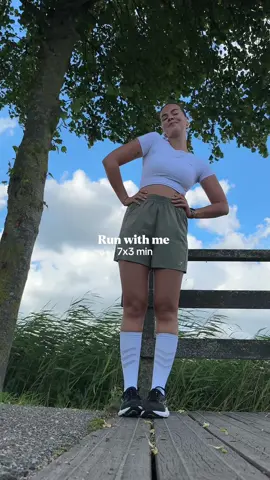 A post by @beaugoudbeek on TikTok caption: Come run 7x3 min with me 🏃🏽‍♀️ Ik ben nog steeds aan het opbouwen met hardlopen na mijn shin splints. Sloooow progress, maar we komen ergens!  Dus: geef niet op, ook al gaat het langzaam voor je gevoel. Kleine stapjes geven uiteindelijk groot resultaat 😘 (een maand geleden zat ik op 2km dus is toch 1.5km extra yaaay) Top: @ICANIWILL ‘BEAU10’ voor % Shorts: @Gymshark  Shoes: @ASICS  Sokken: Resock  #fy #foryou #running #runner #rungirl #runnergirl #runvlog #runningmotivation #hybridathlete #hybridtraining #runningcommunity #runcommunity #hardlopen #training #sporten #outdoor #outdoortraining #runningoutfit #shinsplints #stretchroutine 