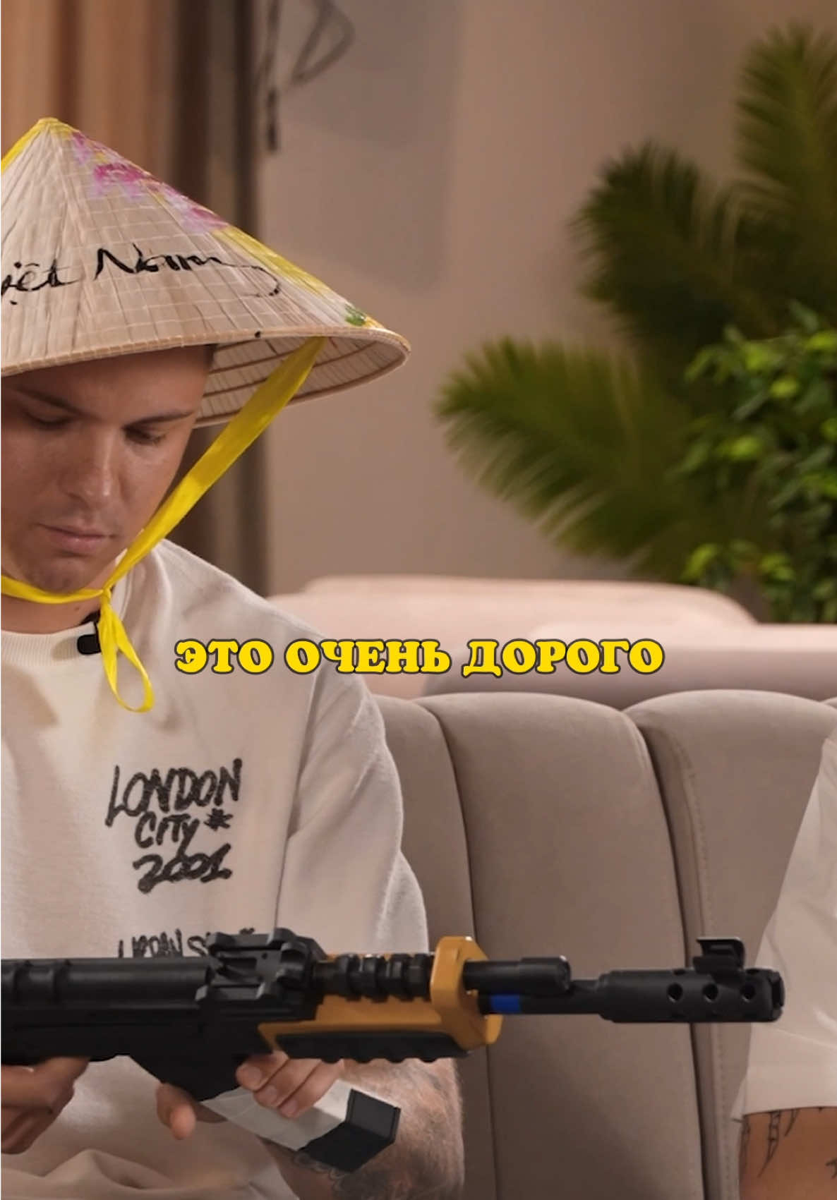A post by @dimasblog on TikTok caption: Коль, прости 😬@Женат на Марине На грани смеха |Часть 1 уже ждет тебя. Канал - Аня Ищук