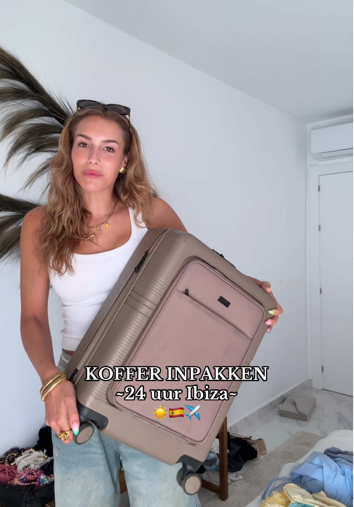 A post by @luna.nieuwboer on TikTok caption: Casa Quotrell here I come 